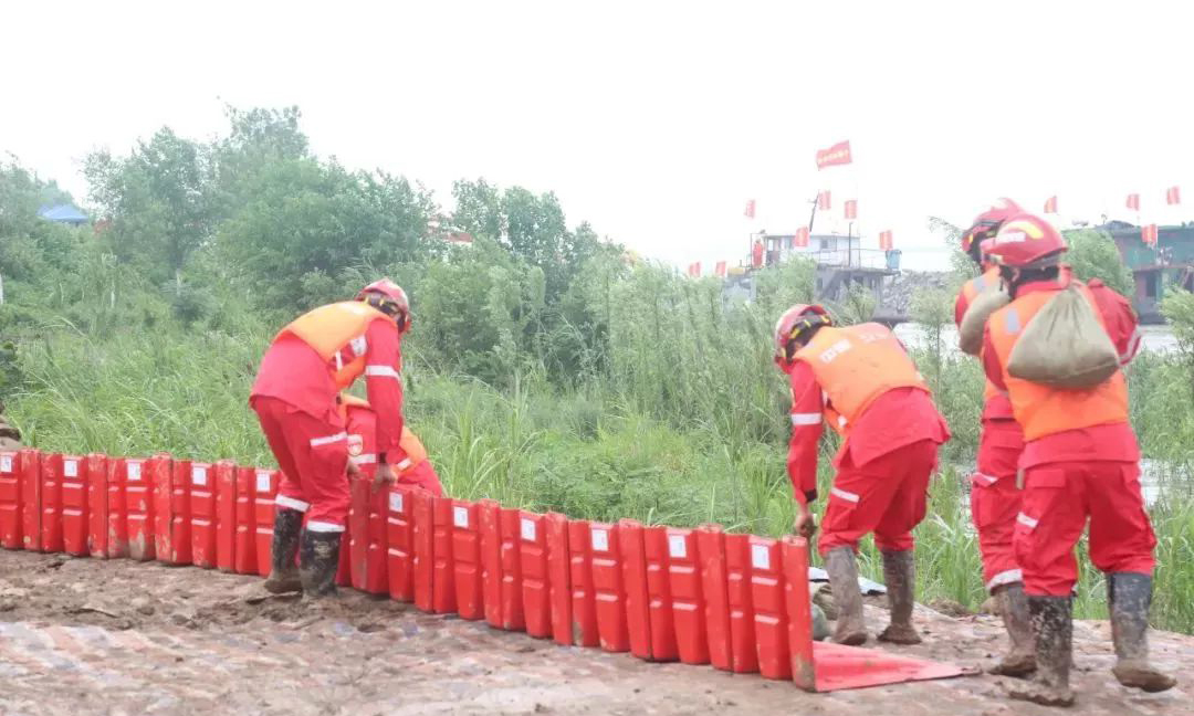 圖為搶險(xiǎn)隊(duì)員搭設(shè)組合式防洪擋板。