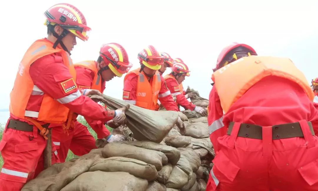 圖為搶險(xiǎn)隊(duì)員搭設(shè)土袋子堰。
