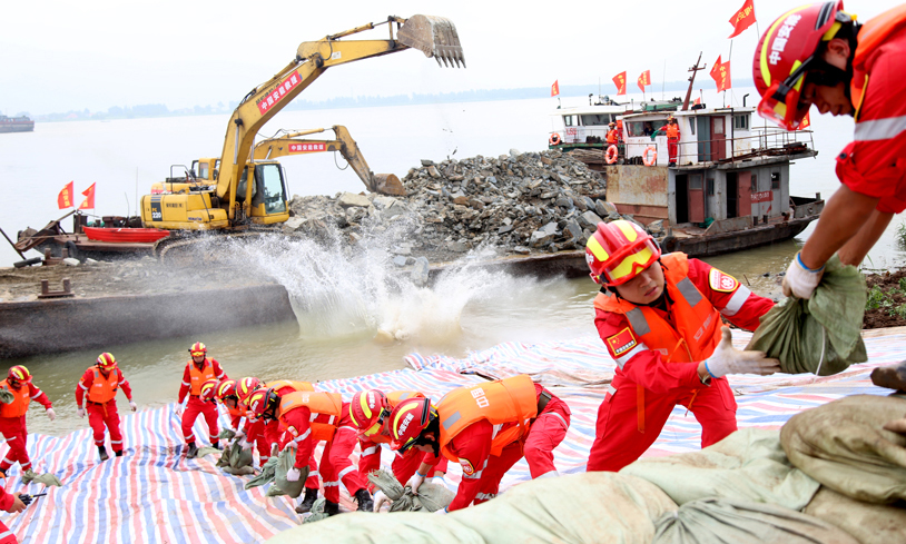 圖為人裝結(jié)合加固堤岸。