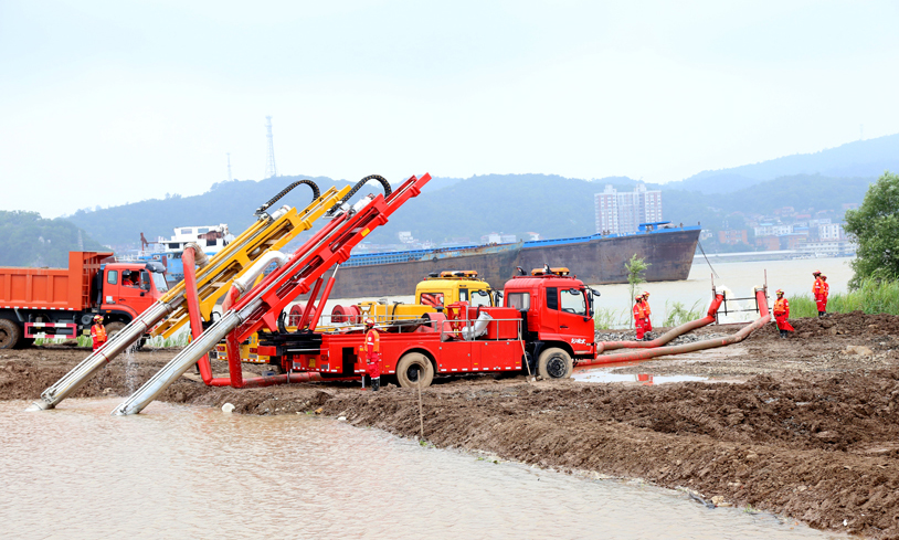 圖為龍吸水正在作業(yè)。