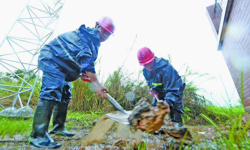 圖為6月13日下午，中國海油所屬氣電集團巡線員在橫門閥室外緊急挖出一條排水溝，疏導雨水，保護粵港澳大灣區天然氣主動脈。