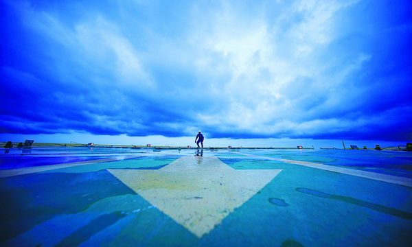 近期，南方強降雨天氣逐漸推移到北部灣海域，中國海油各海上平臺開啟了迎接大風及強降雨模式。圖為6月12日，中國海油潿洲12-1W平臺人員正在對飛機甲板電氣設備和飛機防滑網牢固性進行檢查。