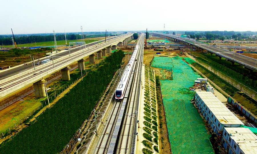 6月15日，由中國鐵建所屬中鐵十二局、十四局、二十三局、鐵五院等單位設計參建的北京新機場線開始試運行，該線為國內首條時速160公里、全自動無人駕駛地鐵，全長41.36公里，設北航站樓、磁各莊、草橋3個車站。圖為車輛駛出停車場。