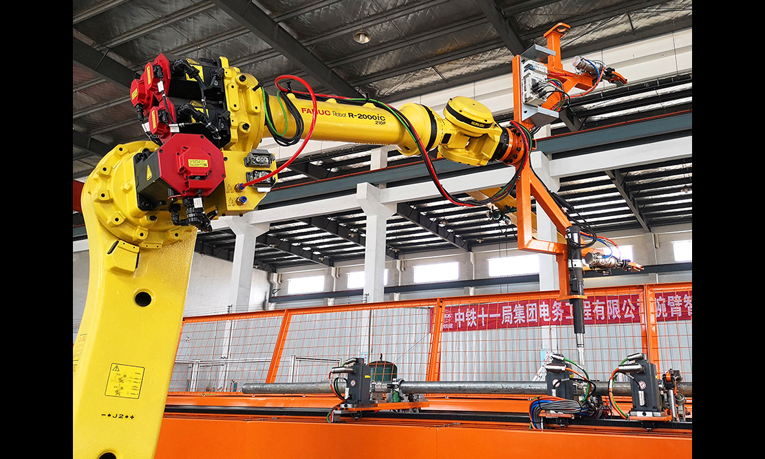 近日，由中國鐵建所屬中鐵十一局電務公司與鐵四院電化處共同研發的高鐵接觸網腕臂智能化生產線，通過中國鐵建對該生產線課題的中期檢查，這是全國首例采用工業機器人的高鐵接觸網腕臂智能化生產線。目前，該生產線已生產了5000余套腕臂，并在漢十高鐵成功應用。圖為機器人作業。