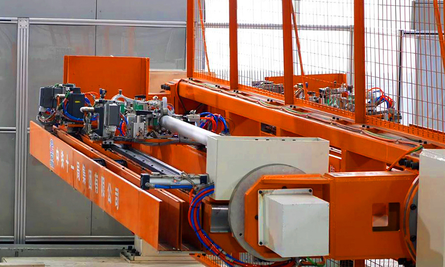 為確保生產實效，課題組在行業內率先搭建智能化腕臂預配車間，由兩臺法蘭克機器人、全自動切割平臺等組合而成，能夠直接讀取腕臂預配參數，智能完成信息噴碼、切割、轉運、螺栓按力矩擰緊、裝配零部件等工序，實現力矩偏差小于0.1牛米（扭矩的單位）、裝配誤差小于2毫米的高精度生產目標。圖為平斜腕臂裝配。