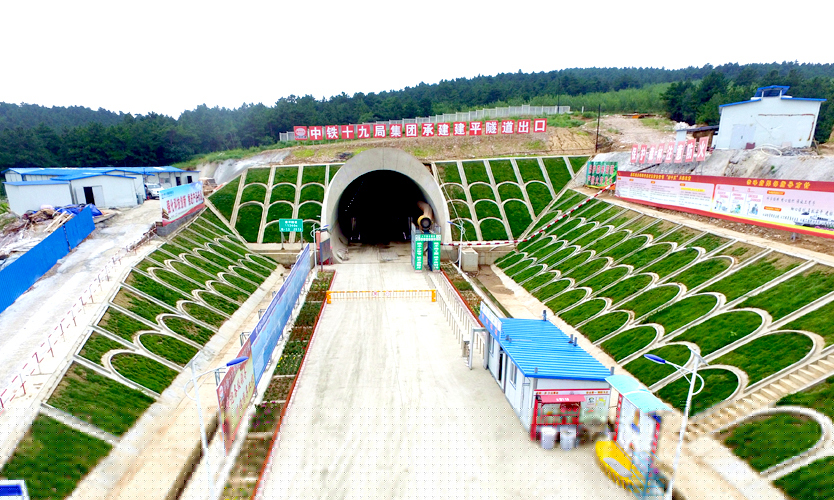 6月11日上午10時，歷時34個月建設的赤喀高鐵最長隧道——建平隧道順利貫通。至此，赤喀高鐵全線14座隧道全部貫通。圖為中鐵十九局承建赤喀高鐵建平隧道。