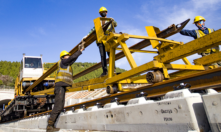 魯南高鐵東起日照，與青連鐵路日照西站接軌，向西經(jīng)臨沂、曲阜、濟(jì)寧、菏澤，與鄭徐客運(yùn)專線蘭考南站接軌，全長494公里，設(shè)計時速350公里，是山東省“三橫五縱”高速鐵路網(wǎng)的重要組成部分和國家“八縱八橫”高速鐵路網(wǎng)的重要連接通道。圖為中鐵十四局工人進(jìn)行鋪軌作業(yè)。