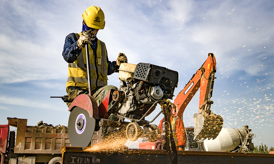中鐵十四局魯南高鐵鋪軌項(xiàng)目部承擔(dān)魯南高鐵日照至曲阜段532公里的鋪軌和180組道岔新鋪施工任務(wù)。項(xiàng)目部增加人員配合驗(yàn)收工作，定期召開工程例會，隨時協(xié)調(diào)解決問題，確保靜態(tài)驗(yàn)收工作順利進(jìn)行。圖為中鐵十四局工人進(jìn)行鋼軌切割作業(yè)。
