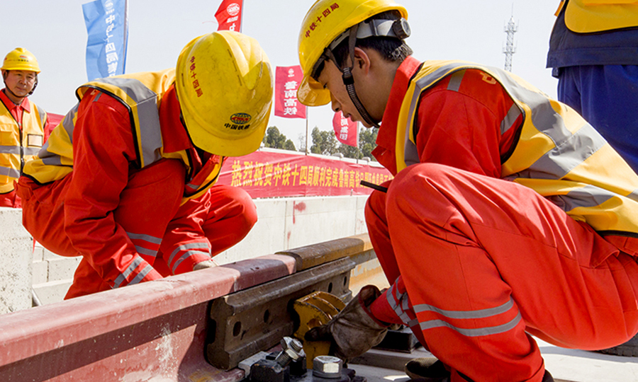 據(jù)悉，魯南高鐵日曲段靜態(tài)驗(yàn)收預(yù)計持續(xù)1個月左右，靜態(tài)驗(yàn)收結(jié)束后將進(jìn)行動態(tài)驗(yàn)收、聯(lián)調(diào)聯(lián)試、動態(tài)檢測及運(yùn)行試驗(yàn)等，有望在年底前開通運(yùn)營。圖為中鐵十四局鋪軌工人進(jìn)行鋼軌龍口固定工作。