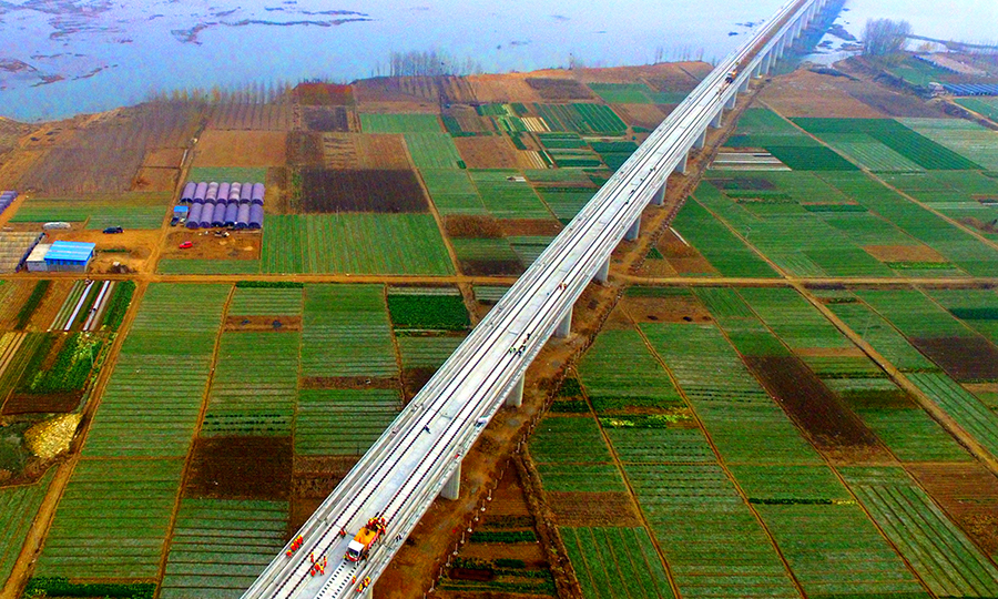 5月20日，魯南高鐵日曲段進(jìn)入靜態(tài)驗(yàn)收階段，沂蒙山區(qū)首條高鐵距離通車又近了一步。圖為中國鐵建所屬中鐵十四局魯南高鐵沂河特大橋鋪軌施工現(xiàn)場。