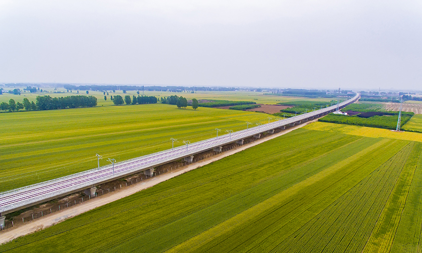 5月17日，鄭州高鐵南站，隨著一孔長32.6米、重356.3噸的箱梁成功落到橋墩上，標志著由中國鐵建所屬中鐵十一局、中鐵十八局、中鐵十九局等單位參建的鄭（州）阜（陽）高鐵全線貫通。圖為中國鐵建所屬中鐵十一局承建的鄭阜鐵路鄭許特大橋。（金偉 攝）