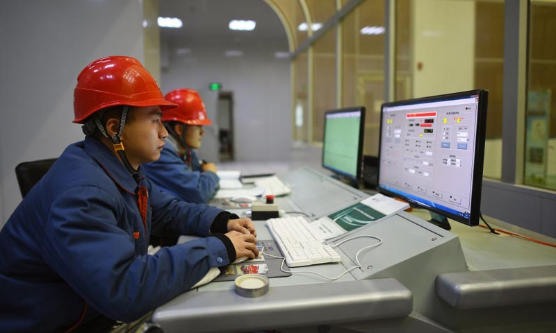 該項研究對青海-河南±800千伏特高壓直流工程的順利實施提供技術支撐，同時對我國高海拔地區超高壓、特高壓輸變電設備相關課題研究具有重要意義。圖為5月9日，國家電網青海省電力公司電力科學研究院工作人員茍廷韜（左）在高壓實驗大廳內查看實驗數據。（新華社記者 張宏祥 攝）