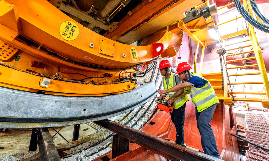 圖為中鐵二十二局軌道公司廣州地鐵18號和22號線項目盾構機中，管片拼裝手正在拼裝第一片管片。