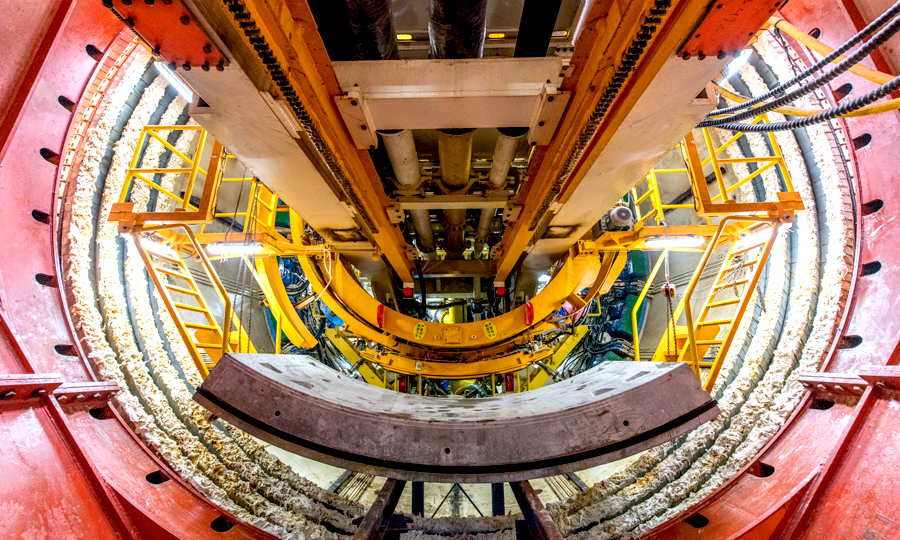 圖為首片盾構管片被緩緩吊起，即將拼入盾構隧道第一環。