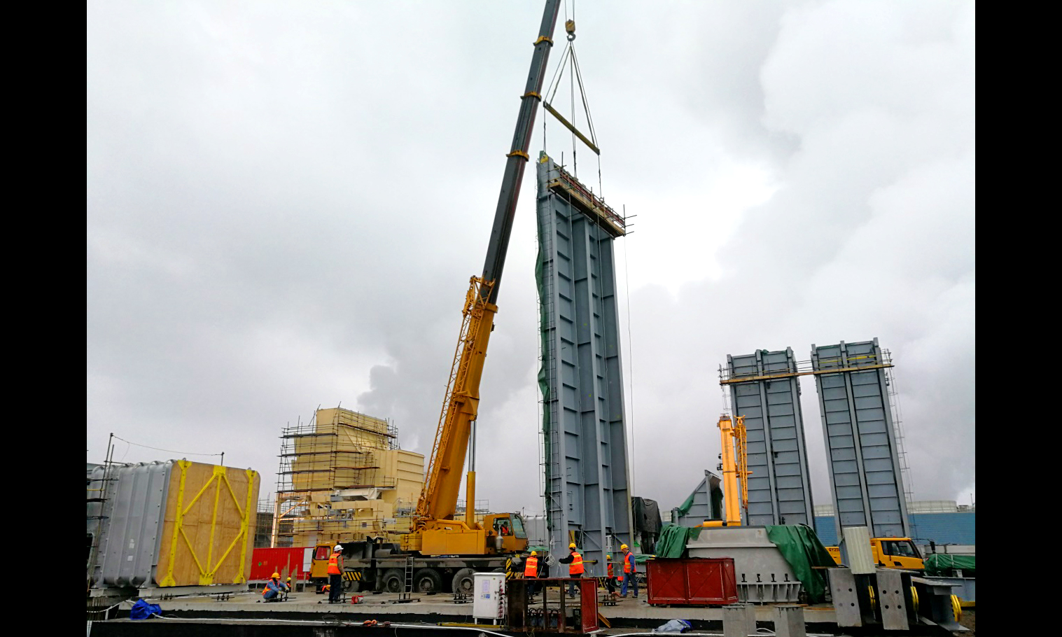 2013年以來，中國化學(xué)工程在“一帶一路”沿線國家新簽合同額近300億美元，完成了超過200個工程承包項目；在建“一帶一路”項目超過110個，合同金額超過100億美元。目前在建項目進展平穩(wěn)可控。圖為中國化學(xué)工程格魯吉亞230MW聯(lián)合循環(huán)電站項目余熱鍋爐煙囪吊裝。