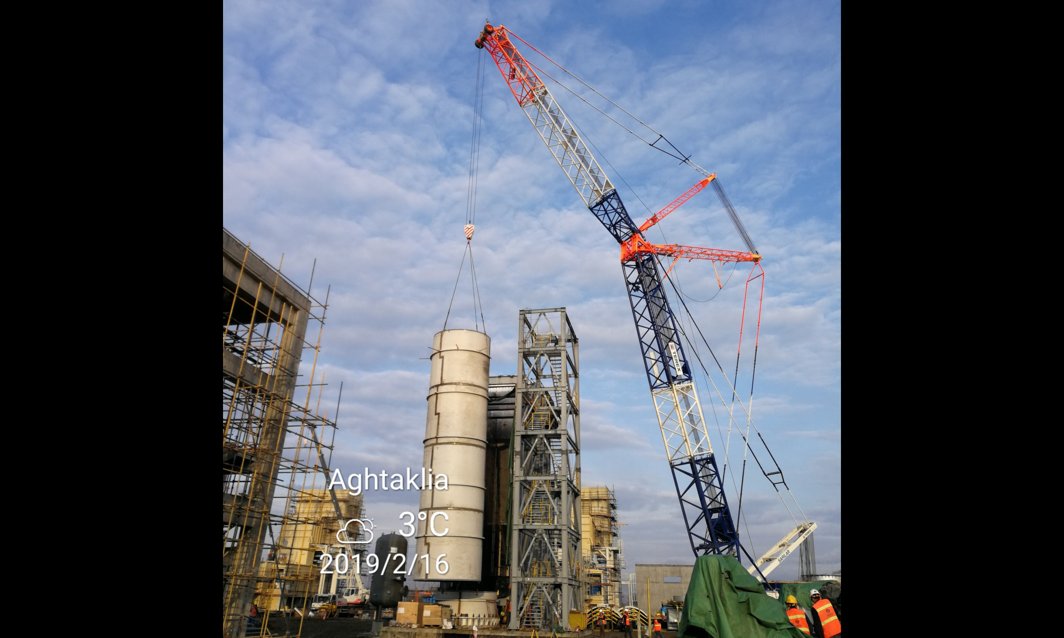 格魯吉亞地處外高加索，是聯(lián)系中亞和歐洲的重要路徑。2017年9月中國化學(xué)工程格魯吉亞230MW聯(lián)合循環(huán)電站項目正式開工，是近年來中國企業(yè)在格魯吉亞建設(shè)的最大能源項目。建成后，將成為格魯吉亞總裝機容量最大的聯(lián)合循環(huán)發(fā)電站，目前正處于土建施工階段。圖為余熱鍋爐煙囪吊裝現(xiàn)場。