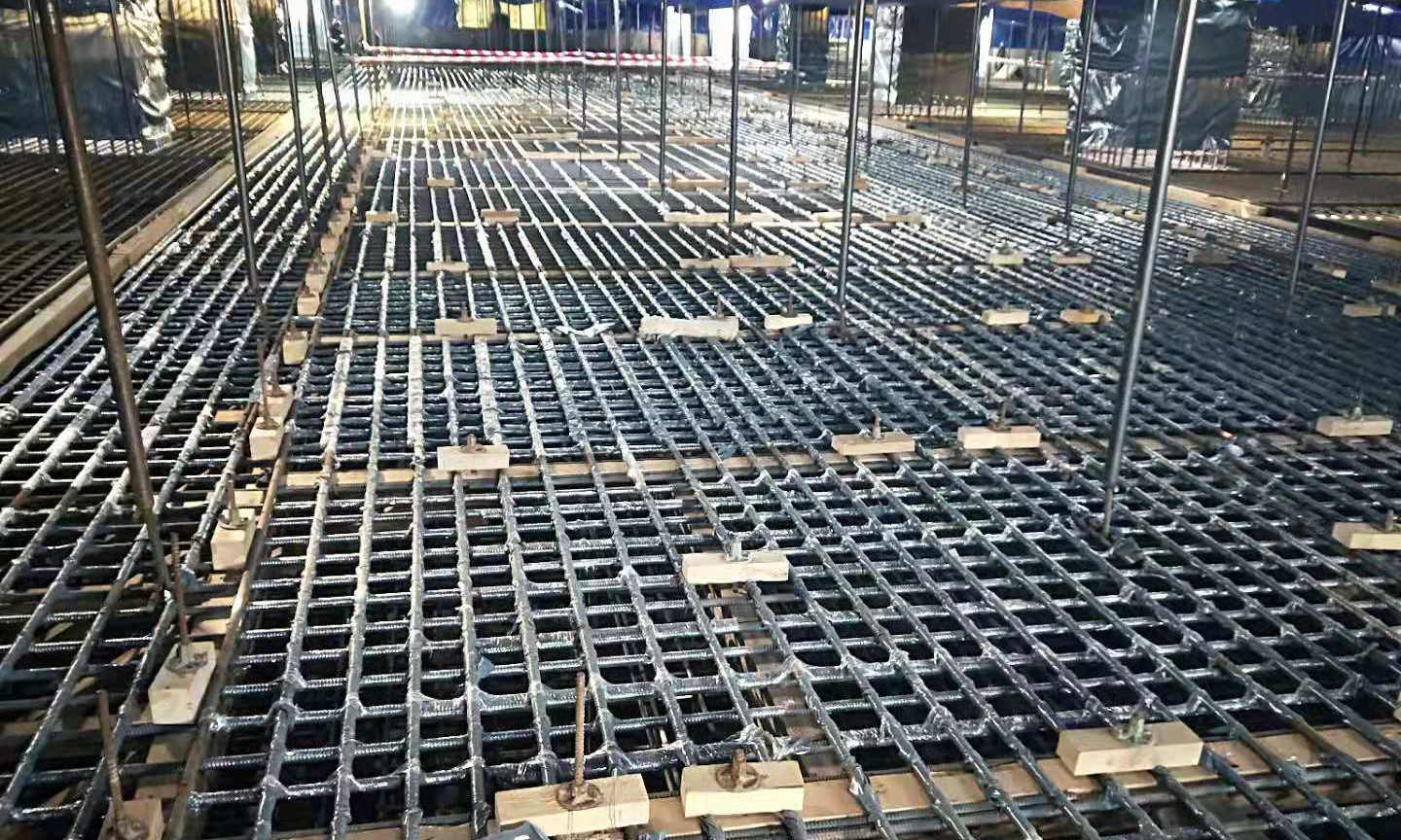 中哈產(chǎn)能合作的重點項目——哈薩克斯坦石油化工綜合體項目，由中國化學(xué)工程總承包，于2017年12月6日正式啟動，計劃工期44個月，建成后預(yù)計年產(chǎn)達50萬噸聚丙烯。目前項目正在順利建設(shè)中。圖為哈薩克斯坦石油化工綜合體項目施工現(xiàn)場。