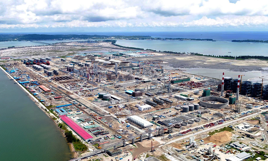 文萊PMB石油化工項目是“一帶一路”倡議下的重點項目，也是國內(nèi)民營企業(yè)最大海外投資項目。一期項目原油加工能力800萬噸/年，中國化學(xué)工程主要承建其中的二標段和四標段。目前項目建設(shè)正處于決戰(zhàn)沖刺階段。圖為文萊PMB石油化工項目現(xiàn)場。