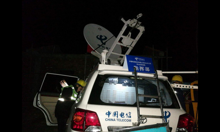 3月30日17時，四川省涼山州木里縣境內(nèi)發(fā)生森林火災。火災發(fā)生后，中國電信涼山分公司立即啟動救援通信應急預案，切實做好網(wǎng)絡(luò)通信保障。圖為中國電信搶險人員在緊急開通應急保障車。