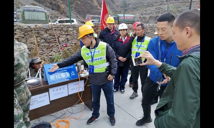 撲火行動期間，中國電信涼山分公司全力保障木里、鹽源方向的傳輸網(wǎng)絡(luò)暢通，做好沿途基站保障。同時在搶險指揮部設(shè)置便民服務點，為搶險救災隊伍提供全方位網(wǎng)絡(luò)保障和充電等服務。截至4月2 日上午，受災區(qū)域及沿途通信暢通，網(wǎng)絡(luò)、設(shè)備、衛(wèi)星電話正常運行，便民服務點有效解決了救援人員臨時通訊和后勤需求。圖為中國電信涼山分公司在現(xiàn)場開展便民服務。