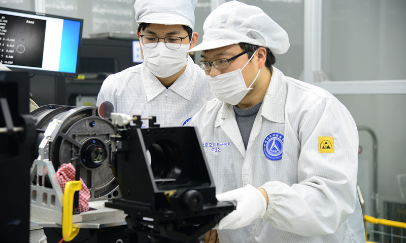 近日，中國(guó)航天科技集團(tuán)有限公司五院508所承研的海南一號(hào)衛(wèi)星高分相機(jī)正樣光學(xué)系統(tǒng)裝調(diào)工作正在緊張進(jìn)行中。據(jù)了解，海南一號(hào)衛(wèi)星將于今年下半年發(fā)射升空，高分相機(jī)裝調(diào)團(tuán)隊(duì)優(yōu)化流程，采取多工位交叉并行等一系列措施，確保光學(xué)系統(tǒng)裝調(diào)的高質(zhì)高效。目前，光學(xué)組件裝配已完成。裝調(diào)質(zhì)量遠(yuǎn)優(yōu)于技術(shù)要求，為后續(xù)系統(tǒng)裝調(diào)奠定堅(jiān)實(shí)基礎(chǔ)。圖為技術(shù)人員正在進(jìn)行光學(xué)系統(tǒng)裝調(diào)與測(cè)試工作。