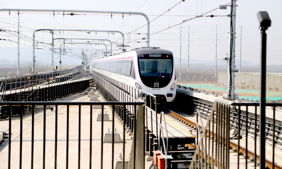 在施工過程中，中鐵十四局濟南地鐵項目部打造出了全國第一條LEED認證城軌工程，在可持續發展建筑場地、節水、能源和環境、材料和資源、室內環境質量、創新設計過程六大方面填補了國內機電安裝工程的空白。圖為行駛中的濟南地鐵。