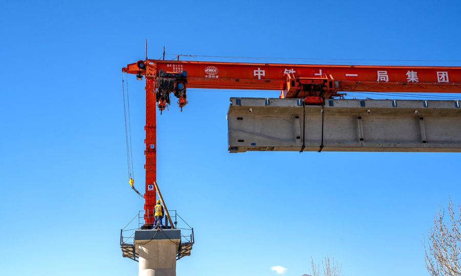 聲屏障采用鋁合金吸聲板，高2.4米，覆蓋的有效區(qū)域平均降噪達(dá)30分貝以上。當(dāng)列車高速運(yùn)行時，可有效降低噪音，為拉林鐵路沿線藏族同胞筑起了一道綠色的屏障。圖為架設(shè)中的聲屏障橋梁。