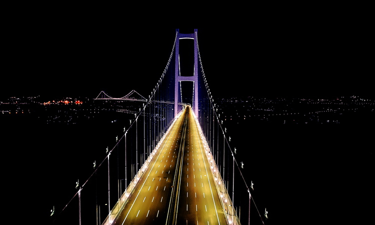 虎門二橋項目將成為《粵港澳大灣區發展規劃綱要》發布后首個投入使用的民生工程，對于加強粵港澳大灣區的基礎設施互聯互通有重要意義，是廣東省推動粵港澳大灣區建設，加快構建“一核一帶一區”區域發展新格局、促進珠江東西兩岸融合發展的重要成果。圖為虎門二橋項目夜景。