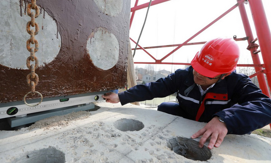 圖為3月18日，鐵四院技術人員在湖北省仙桃市檢測武漢至仙桃城際鐵路梁片的平整度。（歐巍 攝）