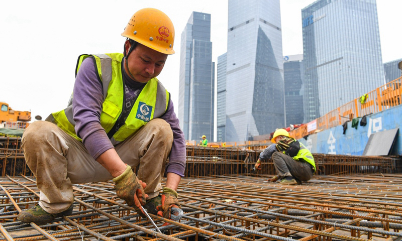 深圳前海蛇口自貿(mào)區(qū)10號(hào)冷站占地面積9200平方米，供冷面積約100萬(wàn)平方米。位于地下的冷站建設(shè)完成后，地面將建為公園綠地。圖為3月15日，工人在深圳前海蛇口自貿(mào)區(qū)10號(hào)冷站建設(shè)現(xiàn)場(chǎng)施工。（新華社記者 劉大偉 攝）