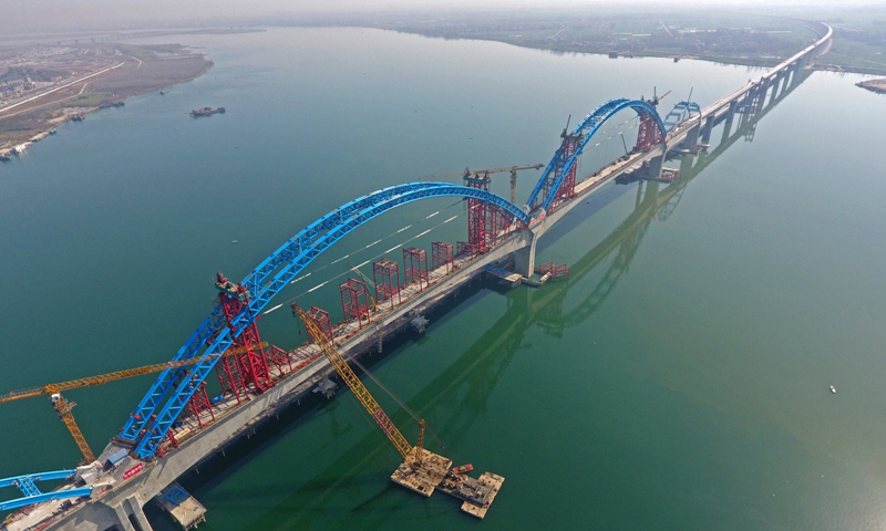 3月12日，位于湖北省襄陽市的漢（武漢）十（十堰）高鐵崔家營(yíng)漢江特大橋連續(xù)剛構(gòu)拱成功合龍，標(biāo)志著大橋主體結(jié)構(gòu)施工完成。由中鐵大橋局承建的崔家營(yíng)漢江特大橋，是漢十高鐵跨越漢江的關(guān)鍵控制性工程。圖為3月12日無人機(jī)拍攝的施工現(xiàn)場(chǎng)。新華社發(fā)（謝勇 攝）