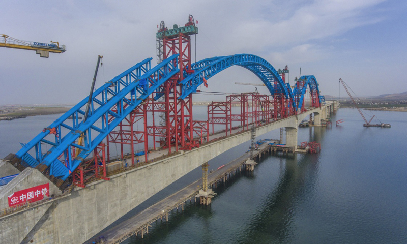 圖為3月11日，施工人員在漢十高鐵崔家營(yíng)漢江特大橋主拱上進(jìn)行抬升作業(yè)。新華社發(fā)（楊東 攝）