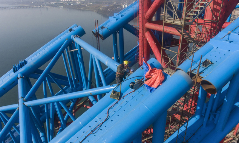 圖為3月12日，施工人員在漢十高鐵崔家營(yíng)漢江特大橋施工現(xiàn)場(chǎng)作業(yè)。新華社發(fā)（楊東 攝）