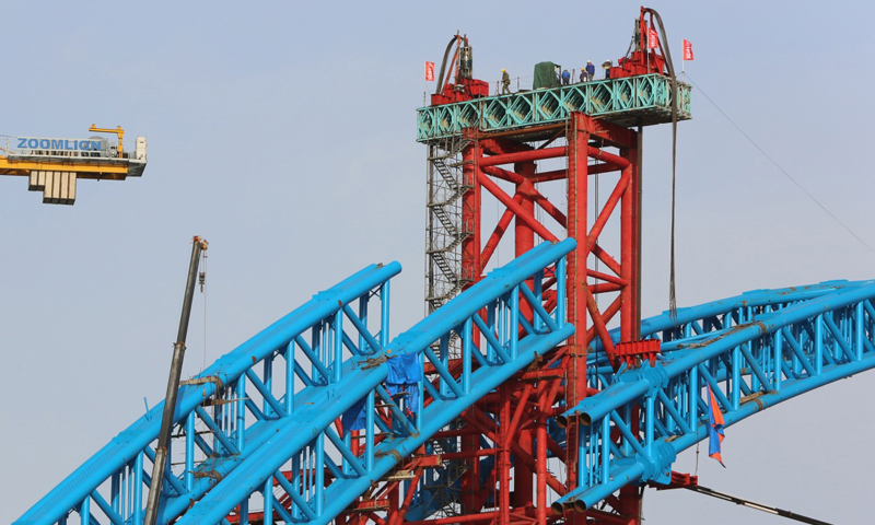 圖為3月11日，施工人員在漢十高鐵崔家營(yíng)漢江特大橋主拱上進(jìn)行抬升作業(yè)。新華社發(fā)（楊東 攝）