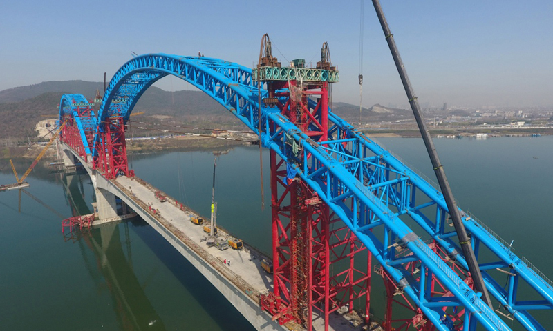 圖為3月12日拍攝的漢十高鐵崔家營(yíng)漢江特大橋施工現(xiàn)場(chǎng)。新華社發(fā)（謝勇 攝）