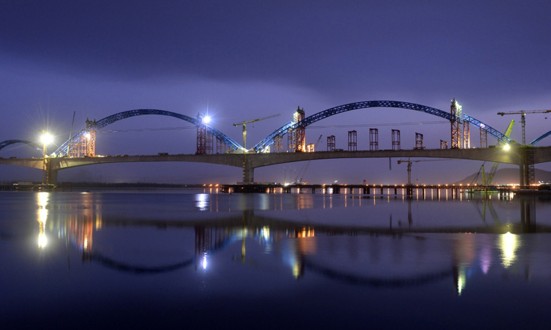 圖為3月11日拍攝的漢十高鐵崔家營(yíng)漢江特大橋主拱抬升作業(yè)現(xiàn)場(chǎng)。新華社發(fā)（謝勇 攝）