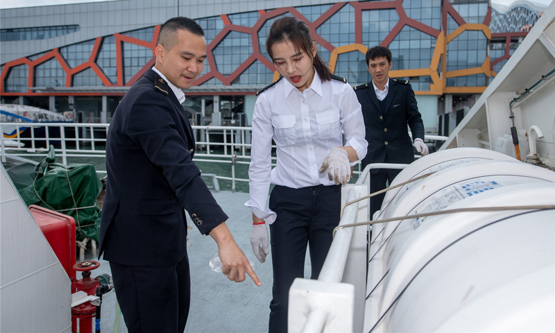 圖為3月5日，何倩倩和同事在開(kāi)航前檢查客船設(shè)備。（唐蜀全 攝）