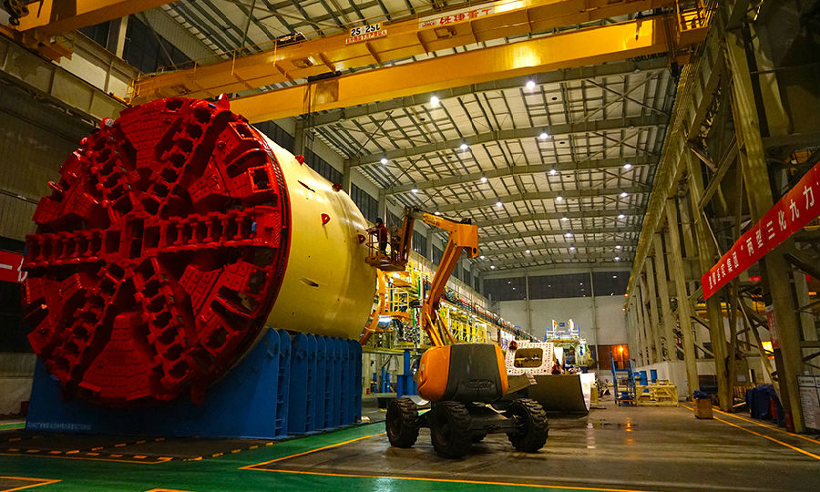 廣州位于珠三角沖積平原，地質條件復雜，素有“地質博物館”之稱，地鐵隧道施工難度較大。為確保盾構機按時進場、滿足復雜地層適應性和生產制造要求，鐵建重工進行了針對性設計，充分保證了盾構機的適應性。圖為盾構機生產車間一隅。（李濱 攝）