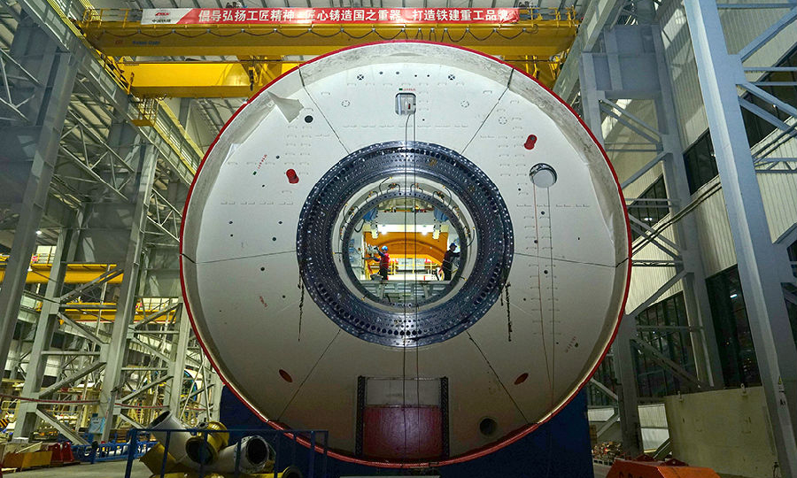 圖為工作人員正在進行盾體關鍵設備的安裝。（李濱 攝）