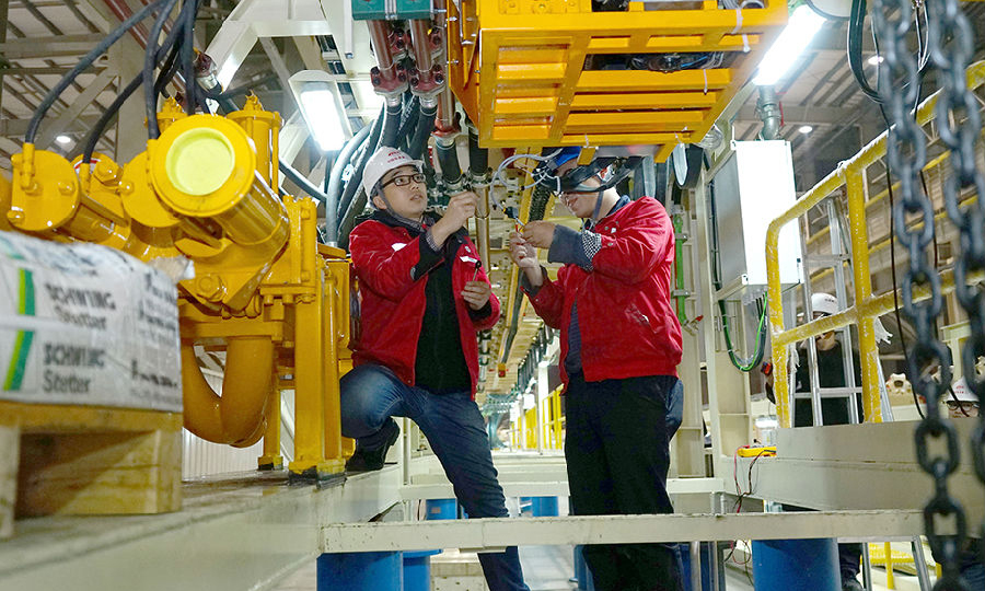 圖為電氣班工作人員進行后配套電氣檢查。（李濱 攝）