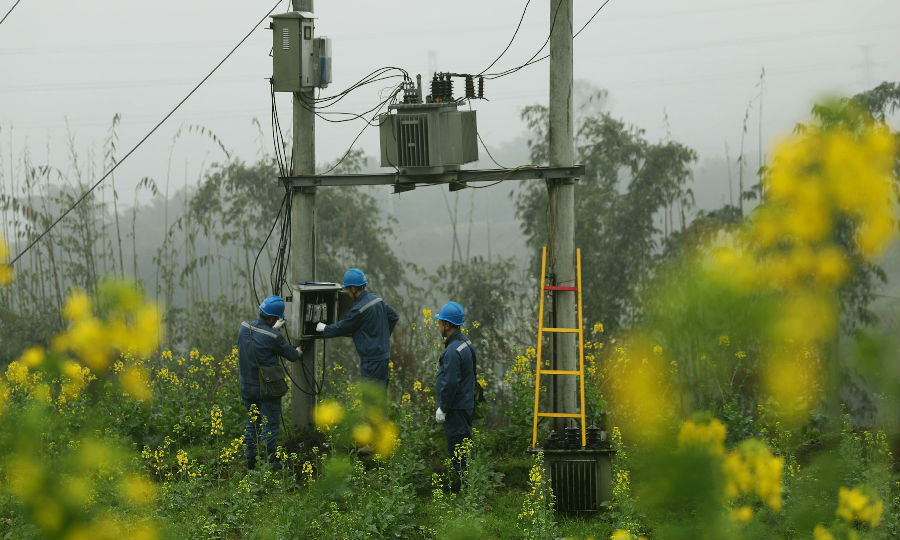 2月23日，南方電網(wǎng)貴州赤水供電局黨員服務(wù)隊(duì)在天臺鎮(zhèn)星光村檢查維護(hù)農(nóng)業(yè)用電設(shè)備。