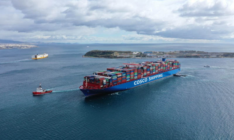 圖為2月15日，在希臘比雷埃夫斯港，“中遠(yuǎn)海運(yùn)雙魚座”輪進(jìn)港。（新華社記者 吳魯 攝）