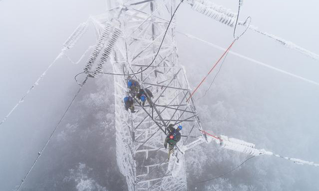 圖為2月12日，國網武漢市黃陂區供電公司工作人員在進行搶修作業。（新華社記者 肖藝九 攝）