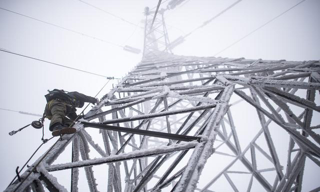圖為2月12日，國網武漢市黃陂區供電公司工作人員在進行搶修作業。（新華社記者 肖藝九 攝）