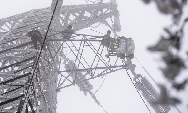 圖為2月12日，國網武漢市黃陂區供電公司工作人員在進行搶修作業。（新華社記者 肖藝九 攝）