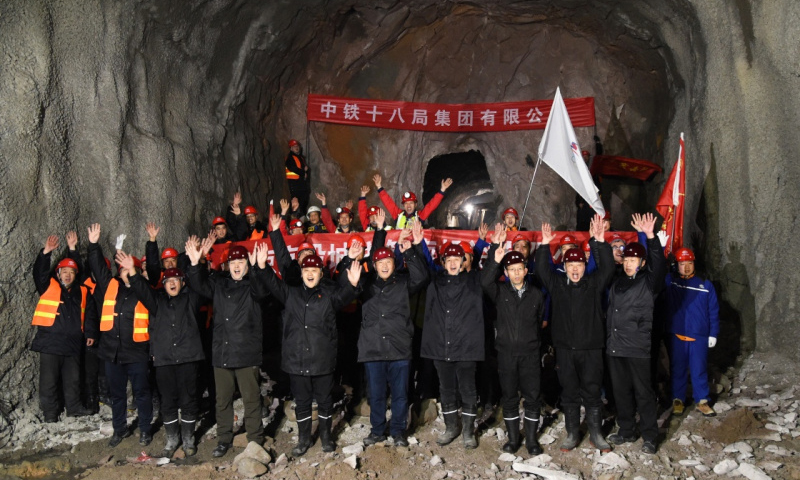 綜合管廊南起佛峪口水庫(kù)，北至延慶賽區(qū)核心區(qū)，為延慶賽區(qū)造雪用水、生活用水、再生水、電力、電信及有線(xiàn)電視等硬件接入提供通道。圖為1月7日，建設(shè)者們?cè)诠芾人淼镭炌ㄌ帒c祝。新華社發(fā)（任超 攝）