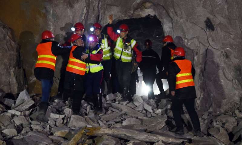 1月7日，2022年北京冬奧會(huì)延慶賽區(qū)綜合管廊隧道全線(xiàn)貫通。圖為中鐵十四局、中鐵十八局的建設(shè)者在管廊隧道貫通處會(huì)師慶祝。新華社發(fā)（任超 攝）