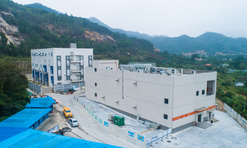 此項(xiàng)目是南方電網(wǎng)推進(jìn)國家能源局首批“互聯(lián)網(wǎng)+”智慧能源示范項(xiàng)目建設(shè)的重要里程碑，成功引導(dǎo)了一系列標(biāo)志性、帶動(dòng)性強(qiáng)的重點(diǎn)產(chǎn)品和裝備推廣應(yīng)用，形成了柔性直流配電網(wǎng)系統(tǒng)技術(shù)標(biāo)準(zhǔn)規(guī)范，填補(bǔ)國內(nèi)外的空白。（朱甸 沈甸 藍(lán)望 攝）