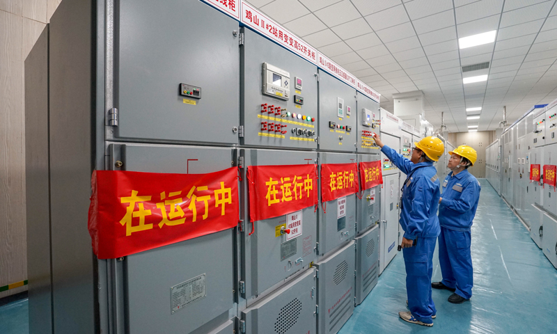 圖為南方電網(wǎng)廣東電網(wǎng)公司工作人員巡視設(shè)備。（朱甸 沈甸 藍(lán)望 攝）