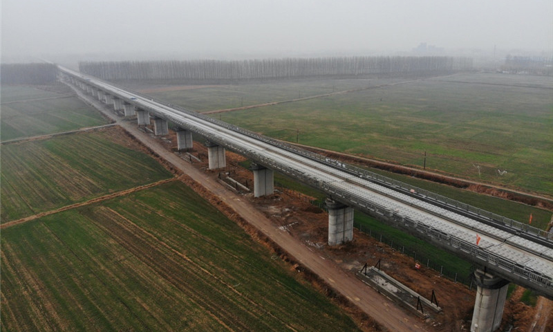 日前，由中鐵十四局集團承建的魯南高鐵臨沂至曲阜段1標段的無砟軌道鋪設完成，至此魯南高鐵臨沂段無砟軌道全部鋪設完成。圖為12月2日拍攝的魯南高鐵山東臨沂段。（新華社記者 邢廣利 攝）